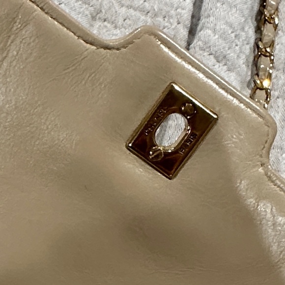 CHANEL Beige Quilted Shoulder Bag with Gold Chain - Picture 12 of 16